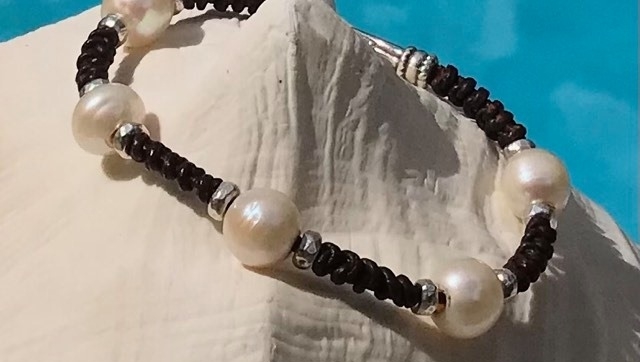 CozyDetailz's tweet photo. I spent some time creating new items and it was the absolute best creative nights I've had in a while. 😍
Was a great reminder to make time to do it more often!

#bracelets #pearljewelry #pearlbracelet #handmadeisspecial #etsyshop #etsyseller #madeinportugal #leatherhandmade https://t.co/oaZb8sbQRr