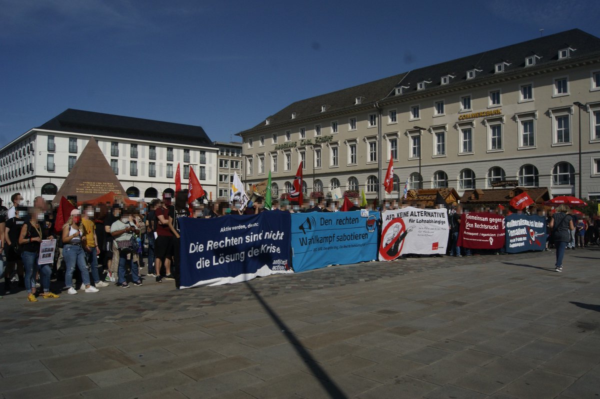 Lediglich ca. 50 Teilnehmer:innen kamen am Samstag um Alice Weidel zu hören. Auf der Gegenseite fanden sich bis zu 400 Personen ein, welche lautstark dagegen protestierten. Hier der ganze Bericht: oatkarlsruhe.wordpress.com/2021/09/26/afd… #antifa #karlsruhe #marktplatz #fckafd #noafd #ka2509