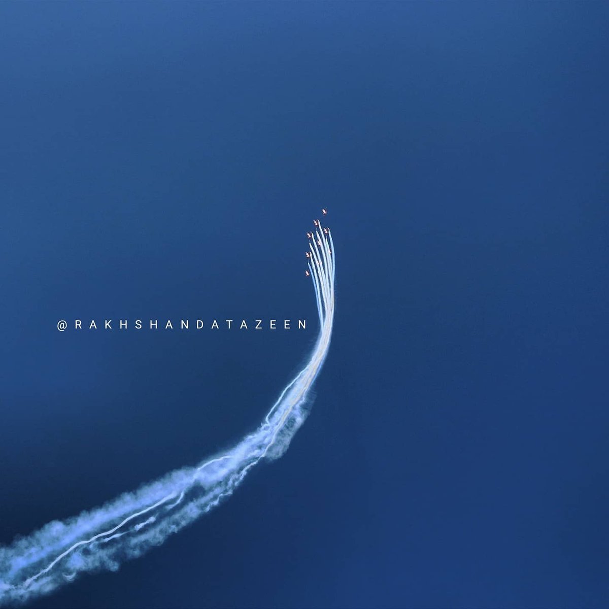 Air show at dal lake kashmir 
P.C. <a href="/Rakhshanda08/">Er. Rakhshanda Tazeen</a>
#India #airforce #power #airshow #Jets #Pilot  #kashmir #DalLake  #sky星を紡ぐ子どもたち  #Inspiration  #jktourismofficial #photography #photoshoot #photographer #hobby #lifestyle #LoveStory #NaturePhotography #quote