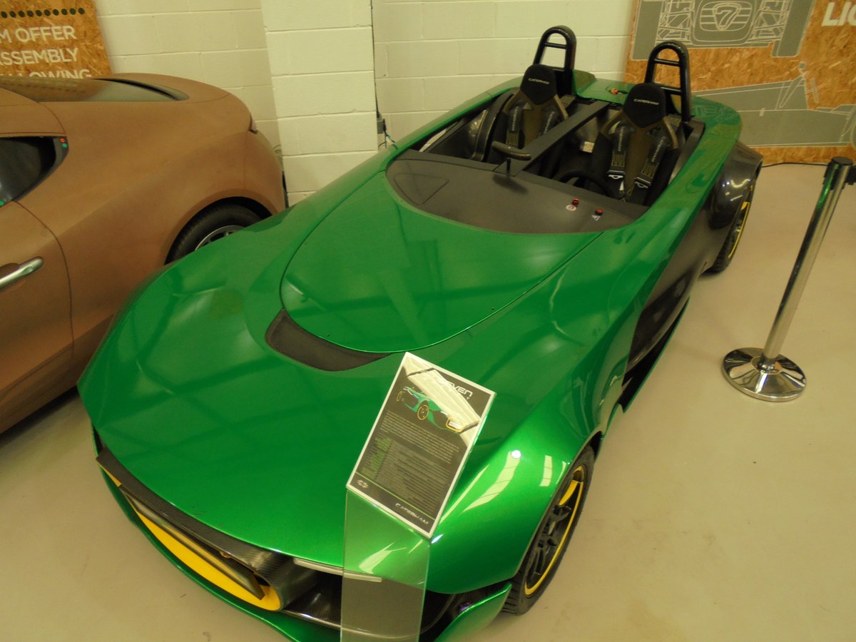 727lewis's tweet photo. @KevTs @CaterhamF1 @F1NightRace https://t.co/FueVnYafZ1