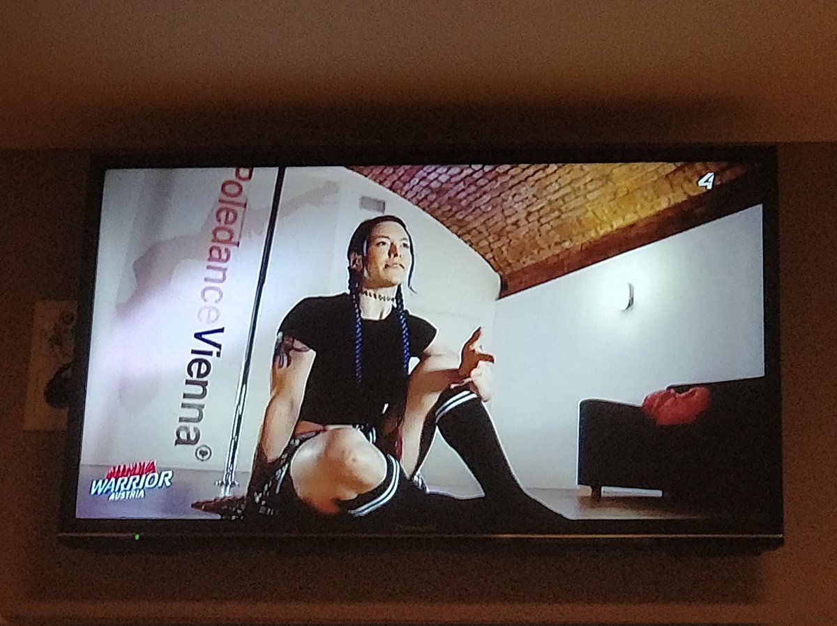 Watching Ninja Warrior and Pinkie Peri is a contestant! So cool! 💪