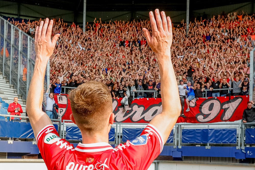 Uitsupporters Eredivisie:

Willem II - PSV: 600 (uvk)
Vitesse - Fortuna Sittard: 265
Ajax - FC Groningen: 271
Feyenoord - NEC: 720
FC Utrecht - PEC Zwolle: 413
Sparta - Cambuur: 348
SC Heerenveen - FC Twente: 1250 (uvk + foto)
AZ - GAE: 340
Heracles Almelo - RKC Waalwijk: 162