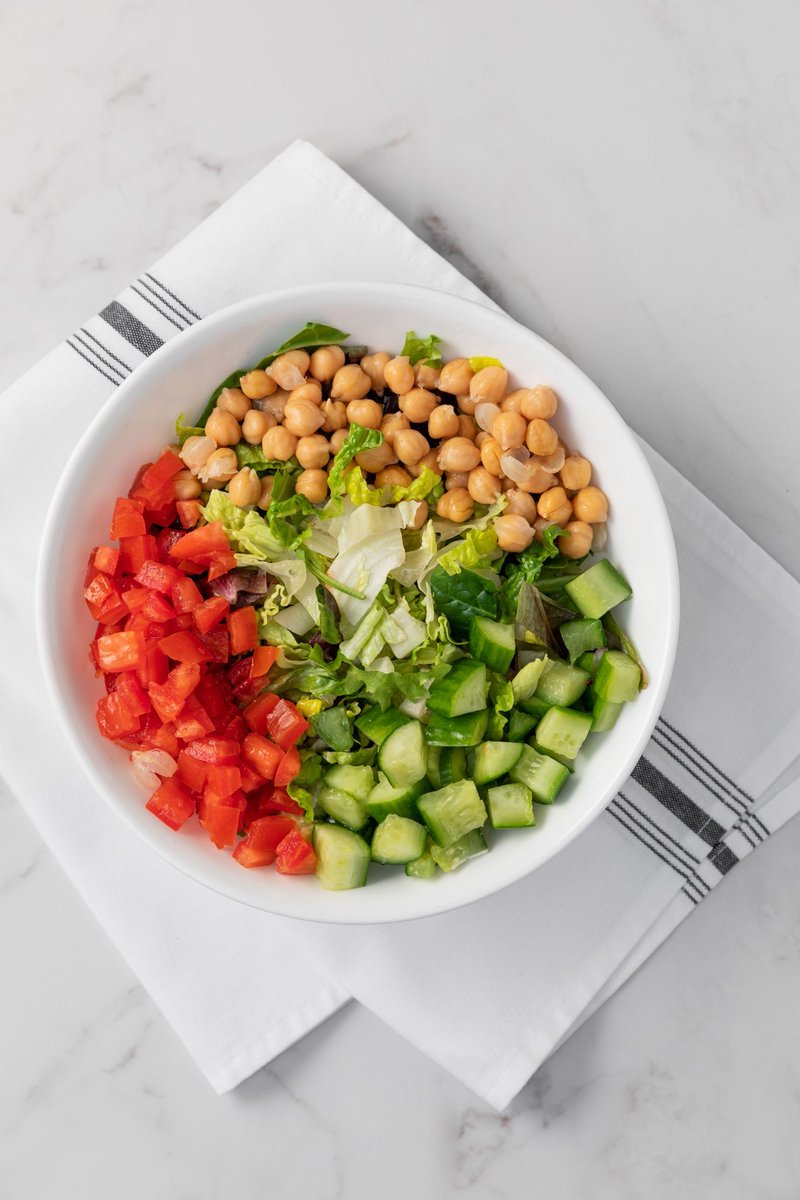 Comoncy's tweet photo. Hey Beverly Hills! 👋 Need a quick lunch stop? Our Bedford Avenue location has your lunch-time favorites. Like this one! 👆 #ChoppedSalad #Comoncy https://t.co/pQfKCE0GCc