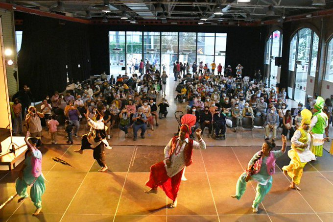 sants3radio's tweet photo. L' #Associat21 de les festes de la #Merce2021 es descentralitza i va omplir les @CotxeresCasinet amb una quinzena d’activitats i actuacions d'entitats. Al #SantsMontjuïcAlDia entrevistem a @tjussana, @secretariat_shb, @AvismonCat i el @ColLectiu.
🎧https://t.co/yAyFn4ylmq https://t.co/1d1kfMHVZq