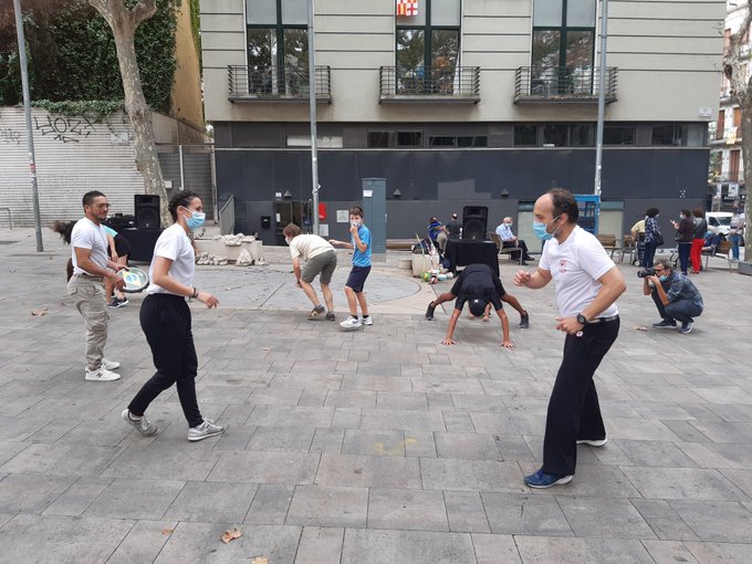 sants3radio's tweet photo. L' #Associat21 de les festes de la #Merce2021 es descentralitza i va omplir les @CotxeresCasinet amb una quinzena d’activitats i actuacions d'entitats. Al #SantsMontjuïcAlDia entrevistem a @tjussana, @secretariat_shb, @AvismonCat i el @ColLectiu.
🎧https://t.co/yAyFn4ylmq https://t.co/1d1kfMHVZq