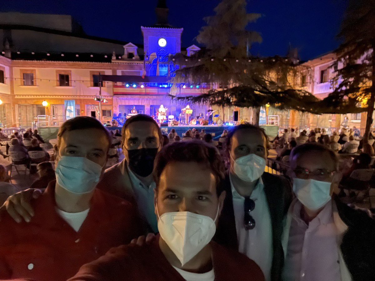 Hoy estamos disfrutando en la plaza del Ayuntamiento del concierto de mayores de #SanMiguel21 ‘Canciones de nuestra historia’, con un gran éxito de público.

El alcalde <a href="/jdelauz/">José de la Uz</a> y varios concejales del Gobierno también se han acercado a disfrutar el concierto con nuestros mayores