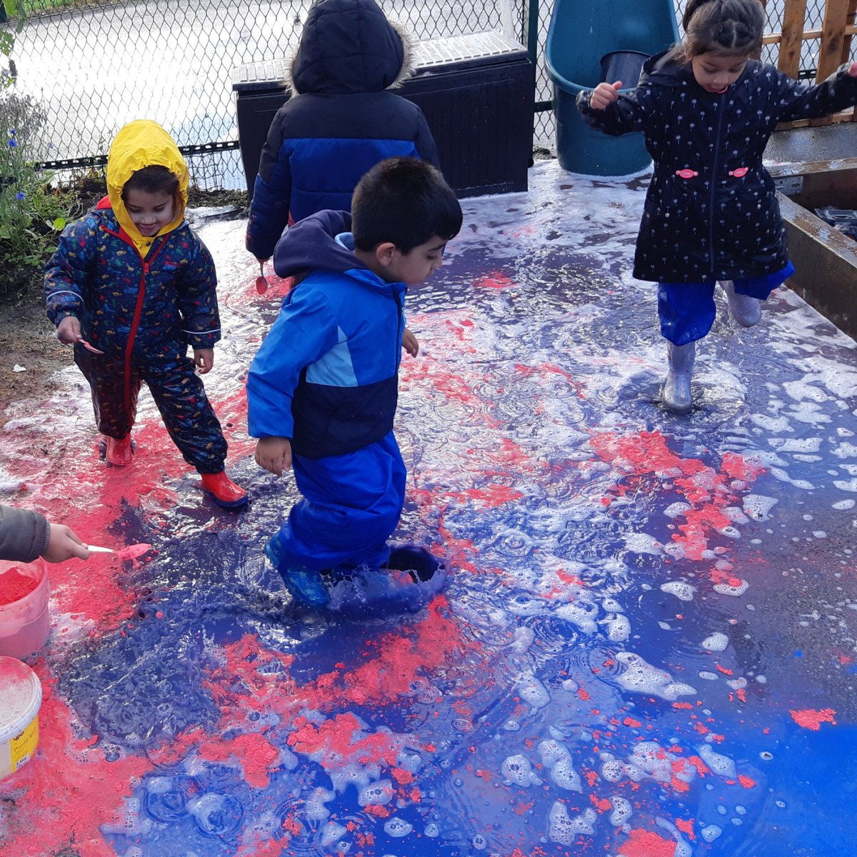 EYFSatStPhilips's tweet image. Making the most of the giant puddles this morning! The children in EYFS used powder paints to change the colour of the puddles. They had lots of fun jumping into the &apos;deepest rainbow puddle&apos;. 🌈 #colourmixing #puddlejumping @STPHILIPSCE @WeAreBDAT