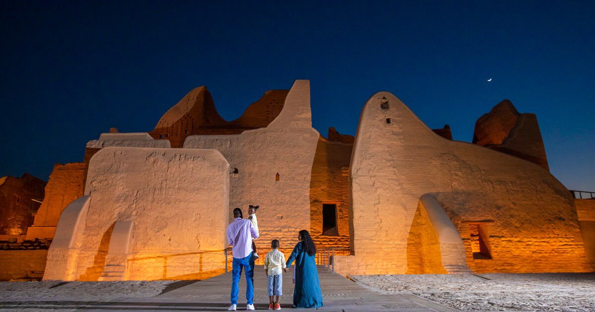 hmalsaud1's tweet image. في #يوم_السياحة _العالمي، نحتفل بما يميز القطاع السياحي من قدرة فريدة تسمح لنا بعبور جسور الثقافات والحدود. وبينما يعود العالم تدريجياً إلى انفتاحه المعتاد، من المهم أن نعمل على بناء قطاع مُستدام، ذو شمولية ومرونة.