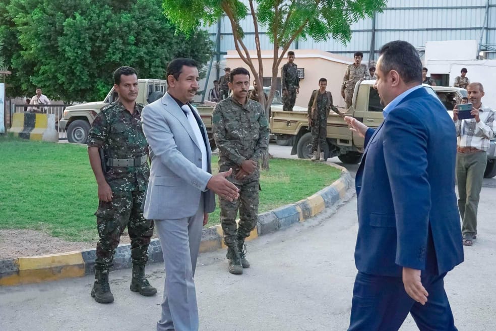 ظيف غيرمرغوب فيه
الى الاخ المحافظ خلك حريص هذاالكائن لايأتي بخير عليك توخي الحذروكشف ماجاء به وماذايريد انه المندوب السامي لال جابر اللهم اجعله خيرالله يسترهذي زياره في توقيت غيرموفق صراحه تخوف من هذاالخباز