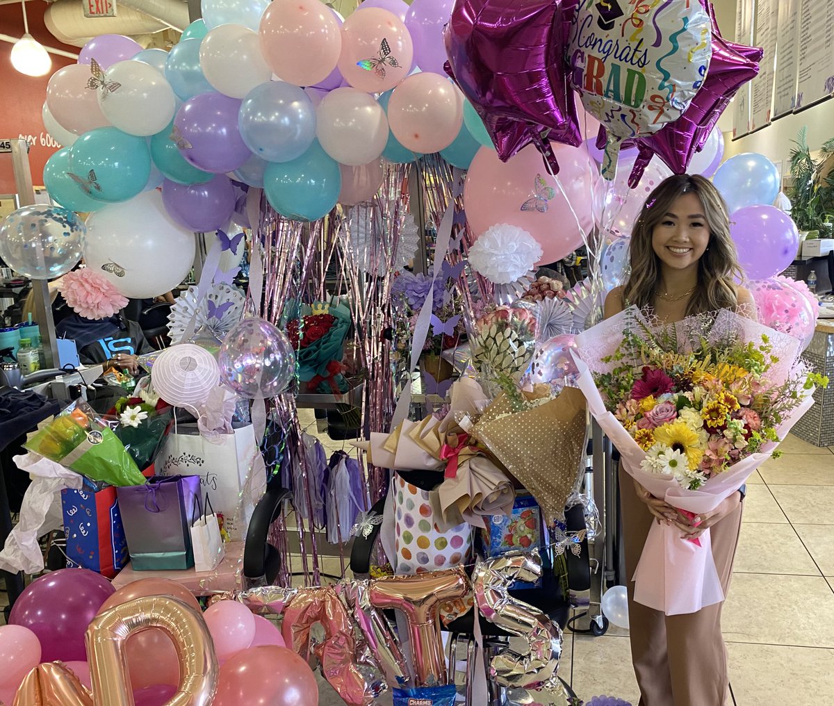 salinabaccam's tweet photo. *late post 
But I got eileened.. not once but TWICE for my graduation 🥰 @eileensfloral the flowers never disappoint and the balloon arrangement is beautiful 💖 https://t.co/2gKmxXxo7o