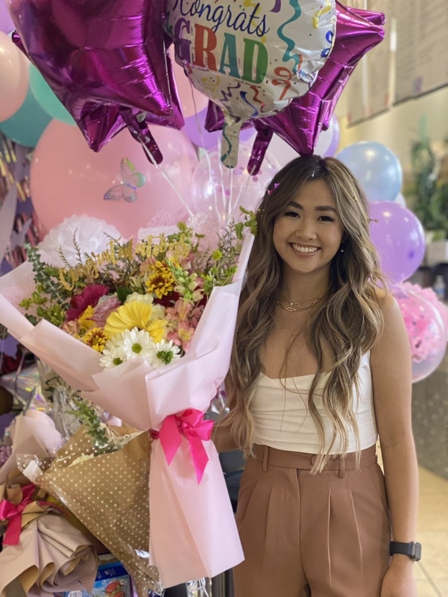 salinabaccam's tweet photo. *late post 
But I got eileened.. not once but TWICE for my graduation 🥰 @eileensfloral the flowers never disappoint and the balloon arrangement is beautiful 💖 https://t.co/2gKmxXxo7o