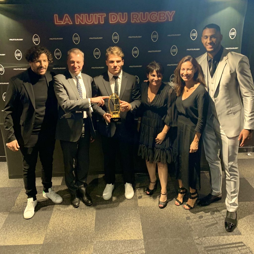 assurementrugby's tweet photo. Bravo à @Dupont9A qui remporte le trophée du Meilleur Joueur TOP 14 👏🏆

#EngagésPourLeCollectif https://t.co/oaweyqsE64