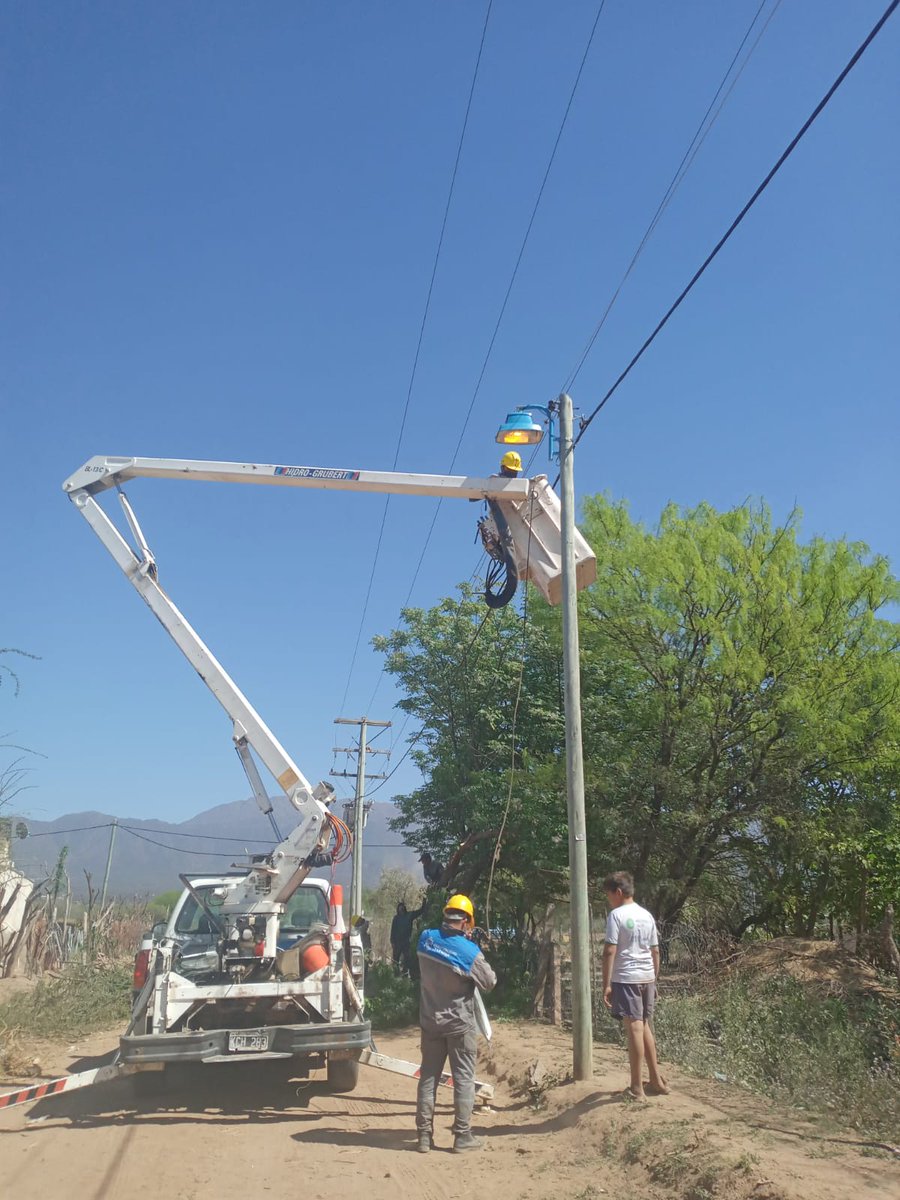 municipalidadlr's tweet photo. Reparación y colocación de luminarias en el barrio Futuro 2. https://t.co/aS1FJE7QqV