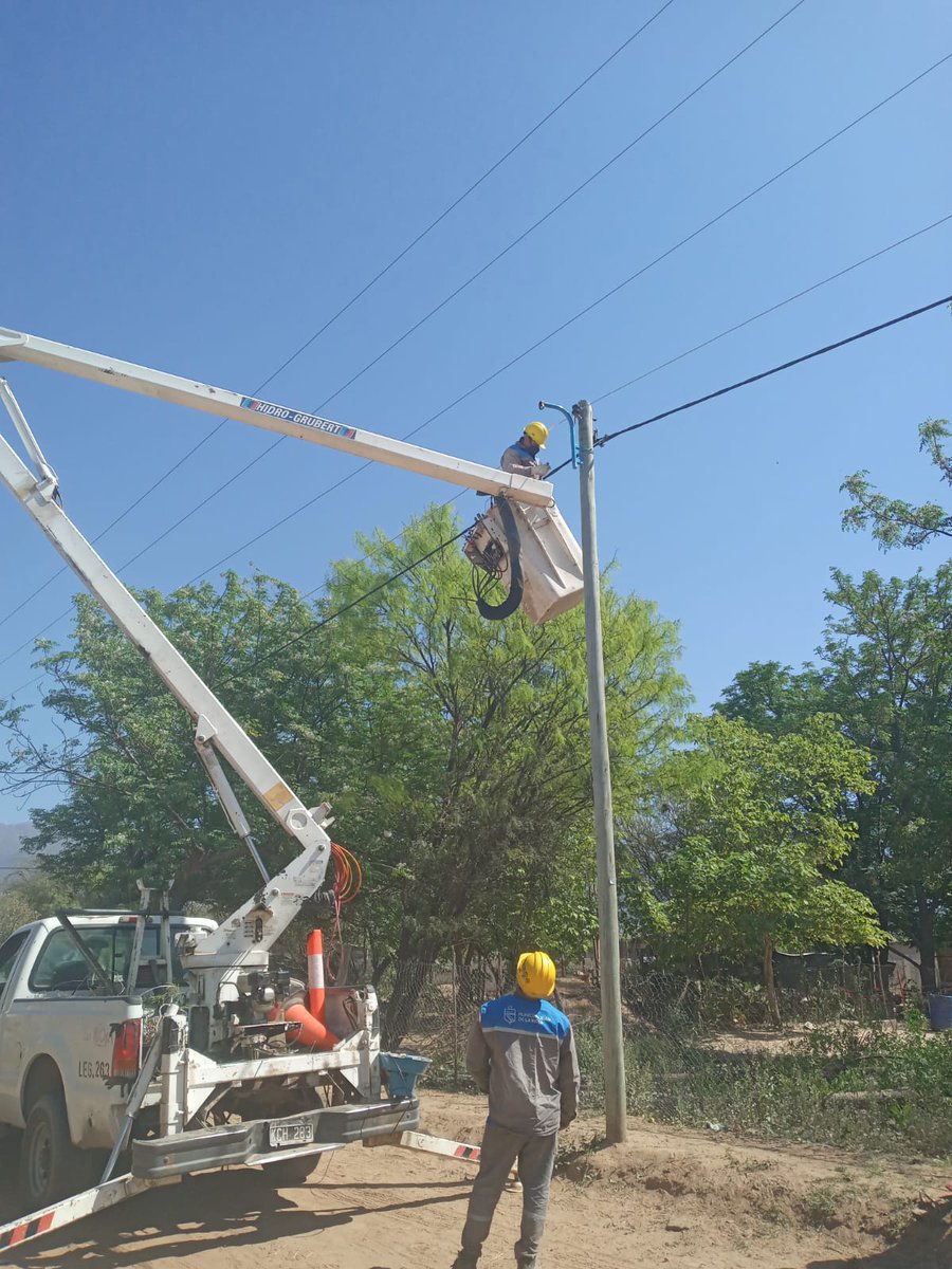 municipalidadlr's tweet photo. Reparación y colocación de luminarias en el barrio Futuro 2. https://t.co/aS1FJE7QqV
