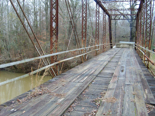 lingometro's tweet photo. A young couple drove off #HellsGateBridge in #Alabama, drowning in the waters below. It's said if you drive your car 1/2 way to the bridge & turn off your lights, the couple will appear in your car, leaving a wet spot on the seat!
#LingoMetro #FunWithEnglish #UrbandLegendsUSA https://t.co/i63p6F71Uv