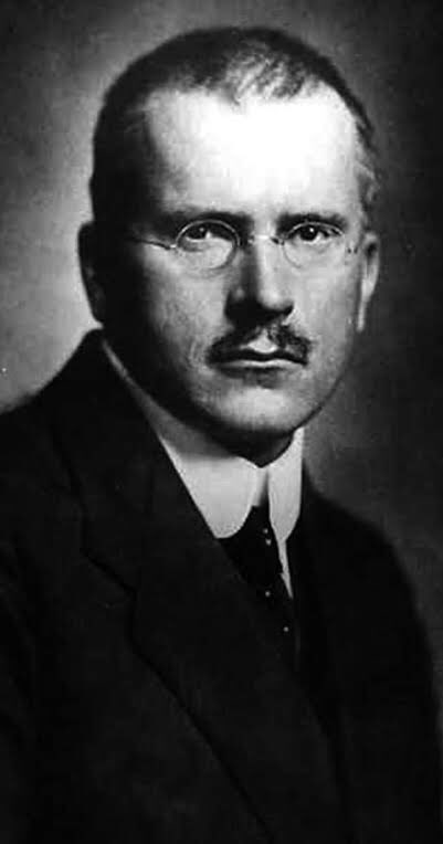 Muneccimbasi's tweet photo. Carl Jung: “Kimse ışığı hayal ederek aydınlanmaz, insanı aydınlatan karanlığı idrak etmektir” #carljung https://t.co/YR0HcCwcCF