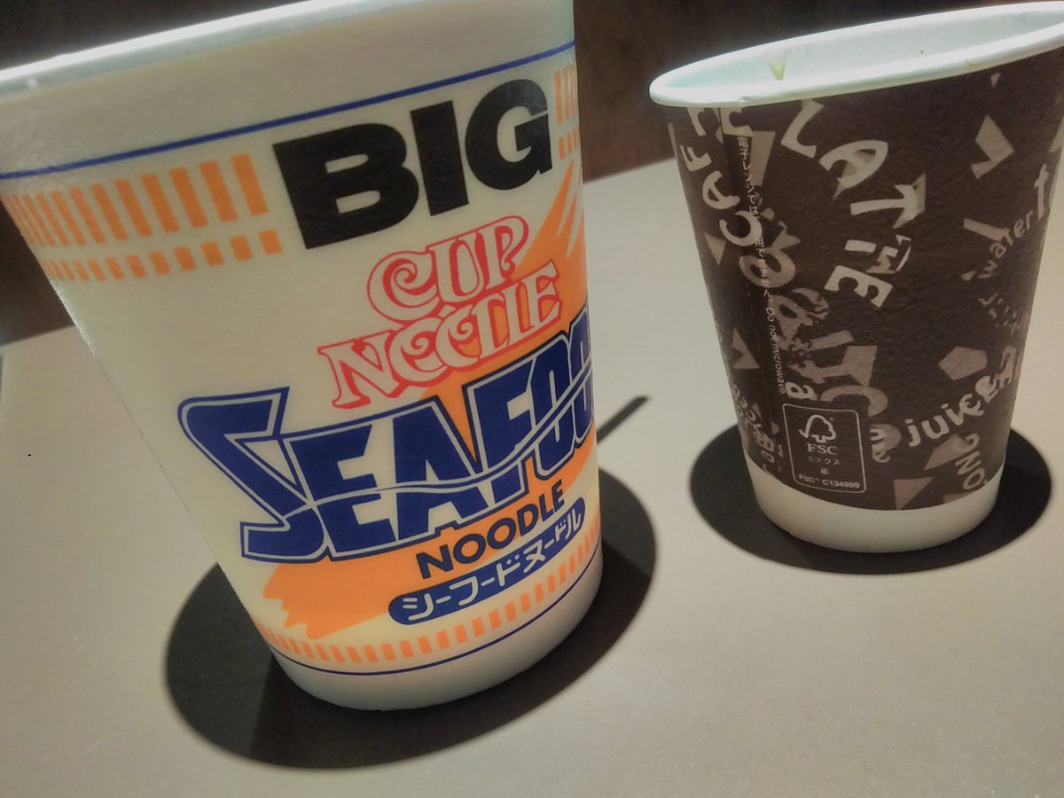 もぐ田のん太 小腹が空いたと言いつつ 近くのコンビニで朝食 いつものカップヌードルに ネバネバサラダ と スモークのサラダチキン さぁ あとひと踏ん張り 徹夜 シーフードヌードル あと3ヶ月 仕事で心の傷を癒やす