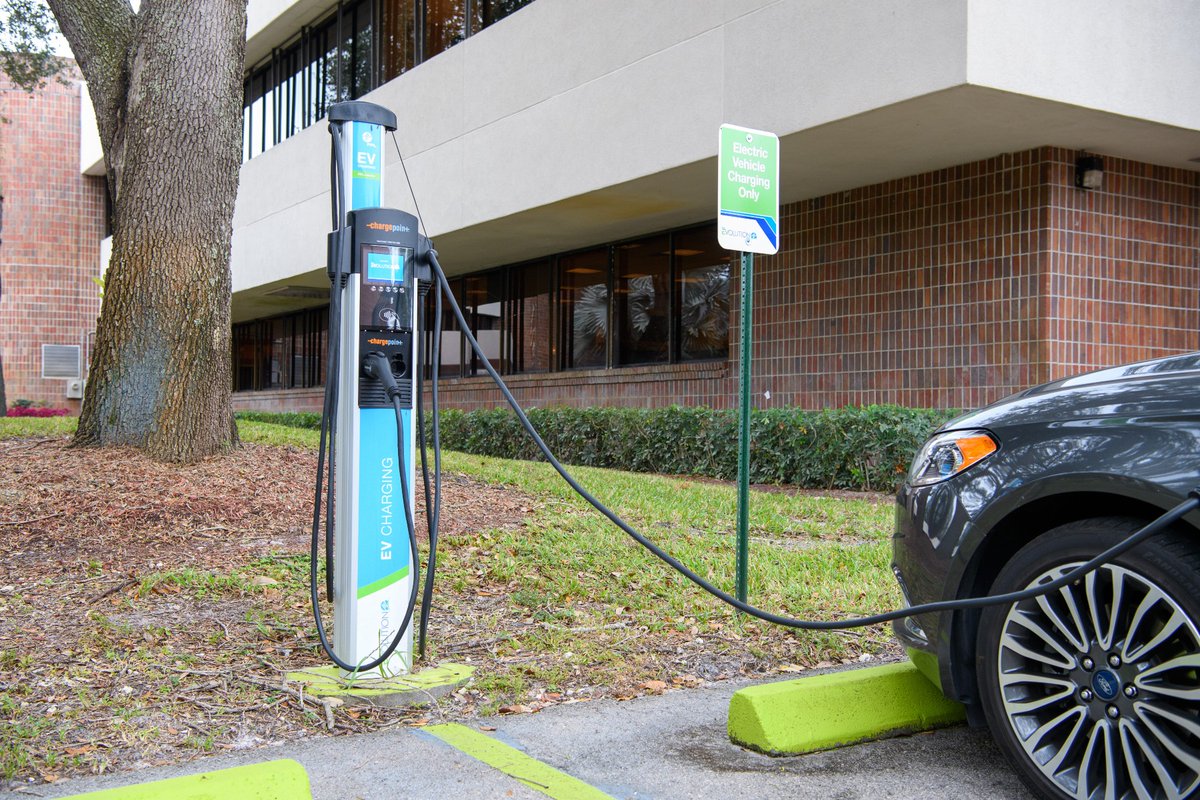 insideFPL's tweet photo. We support electric vehicles during #NationalDriveElectricWeek and all year long with #FPLEVolution, our initiative to install more than 1,000 charging ports throughout Florida. Get charged up with us by downloading the FPL EVolution app, available for iOS and Android. #NDEW2021 https://t.co/GScoCp0AES