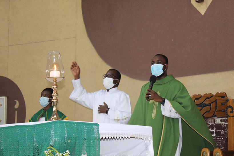 PycNima's tweet photo. ```"One of the tickets to heaven for a Christian is helping the poor" - Fr.Raguel```
*#Mondayofthe26thWeekinordinarytime
*#YoungandBrave* *#MemorialofStVincentDePaul*
*#AssistingParishPriest* https://t.co/AUvywVAQaF