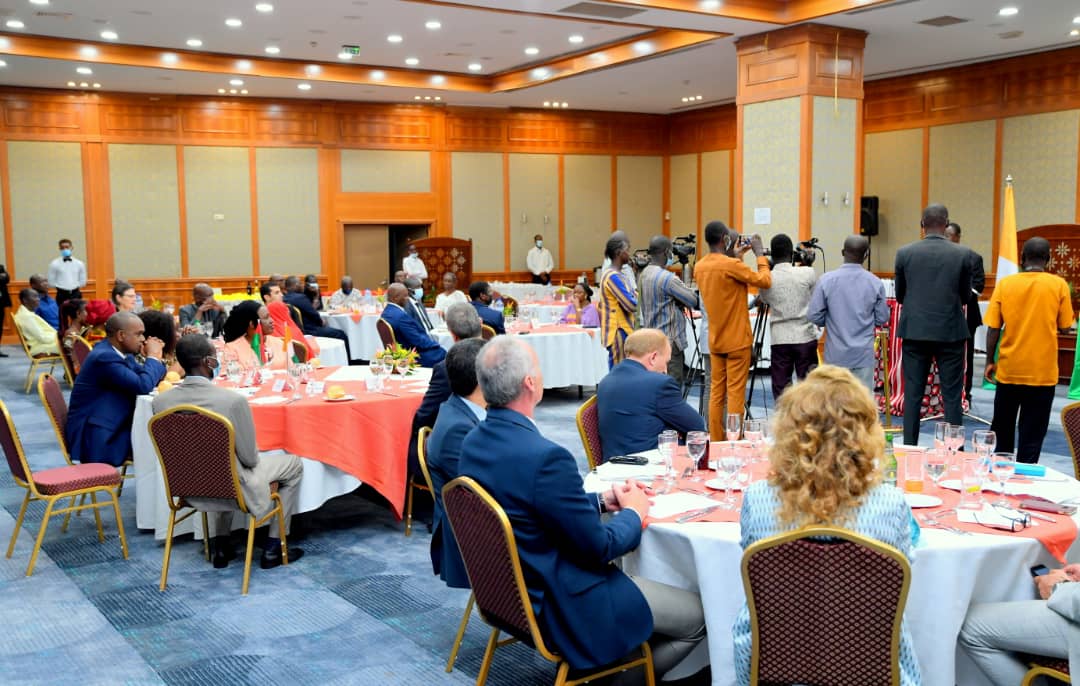 BurkinaMae's tweet photo. Fin de mission de l'ambassadeur de Côte d'Ivoire au Burkina, #KapiélétienSoro. Une cérémonie présidée par le ministre #AlphaBarry a été organisée en son honneur
ce lundi 27 septembre 2021, à Ouagadougou.
https://t.co/2ZfUc8UFAq https://t.co/pJ1dOpA788