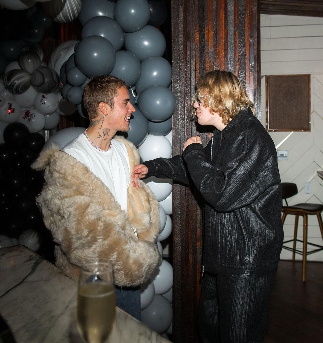 thekidlaroii's tweet image. “Stay” is now the longest running #1 
hit in Billboard’s Global 200 singles 
chart history. (9 weeks) 🥲❤️