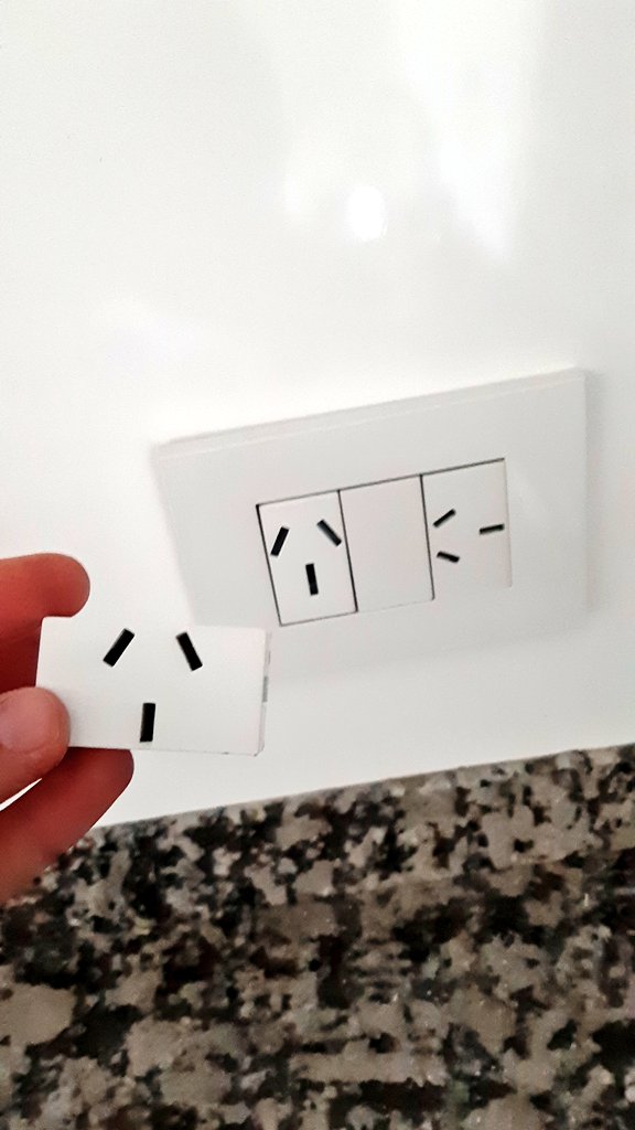 lu_onocko's tweet photo. Hice 2 grandes cosas:
1) Desconecté el timbre que me molestaba;
2) Cambié un tomacorriente por uno de 20A para poder enchufar el micro.
Ya me siento electricista.
#juaz https://t.co/rroReSXEw0