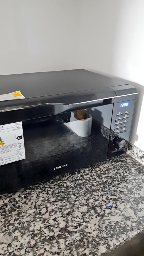 lu_onocko's tweet photo. Hice 2 grandes cosas:
1) Desconecté el timbre que me molestaba;
2) Cambié un tomacorriente por uno de 20A para poder enchufar el micro.
Ya me siento electricista.
#juaz https://t.co/rroReSXEw0