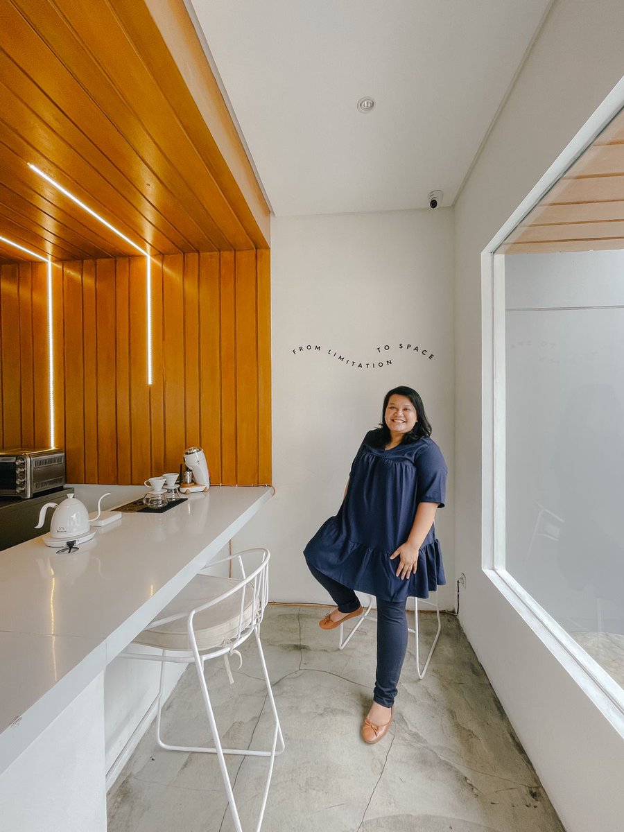 deasy_echie's tweet photo. Capek sama keadaan itu normal 😂 Gapapa kok jalanin semuanya secara pelan-pelan .. 

📸 @ingedhewanti

#catatandeasy #MAMAKjajan #coffeeshopbogor https://t.co/DE5p7XyHF7