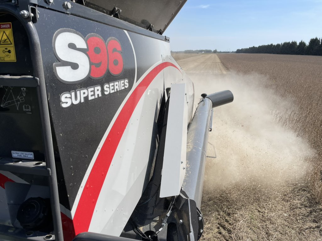 Demoing new <a href="/AGCOcorp/">AGCO</a> #Gleaner in beans with 9330 Header. In the Kent Bridge area Doing  great job. #ontag