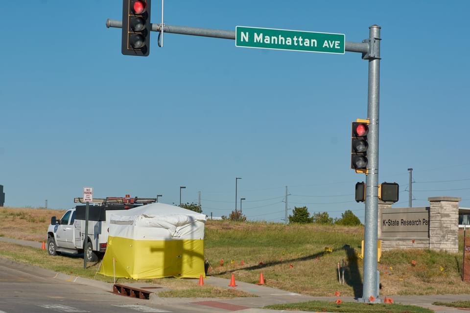 ParsonsCommInc's tweet photo. Ever wondered how the numerous traffic signals around Manhattan are monitored...for numerous years we have been working with the @cityofmhk on the fiber optic infrastructure connecting the traffic signals to each other. #MHK https://t.co/ilCaVnxURM