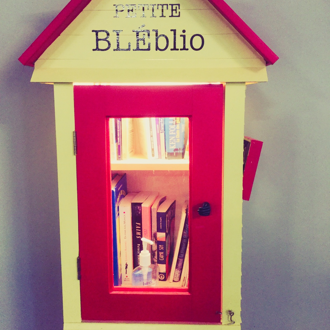 La petite BLÉblio est de retour ! 
Dans l'entrée principale du Centre Culturel Franco-Manitobain - CCFM, du gel hydroalcolique est disponible un peu partout sur votre route avant de saisir ou deposer un livre. Bonne lecture :)