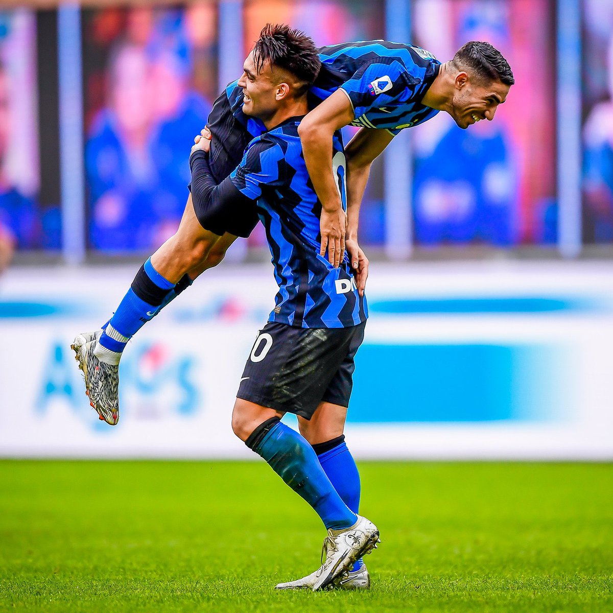 InterMilanFRA's tweet image. Bromance w/ Lauti