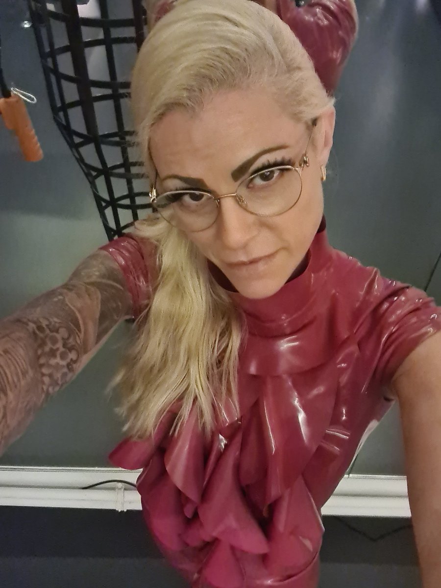 DER FEMDOM 
Voller Energie ist der RUBBER TORNADO zurück aus den Ferien und ICH kann es kaum erwarten; dich vor MIR knien zu sehen und MICH darüber zu amüsieren, wie du versuchst, MEINE Aufgaben zu erfüllen. Also streng dich an, um MIR zu gefallen und MIR Spass zu bereiten.