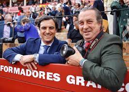 El periodista gráfico sevillano de saga Agustín Arjona ha sido nombrado presidente de honor de la <a href="/ANFT_ES/">As. Nac. Fotógrafos Taurinos</a>, distinción que le será entregada el próximo 13 de noviembre. ENHORABUENA, amigo Agustín <a href="/portaltaurino/">Portal Taurino</a>