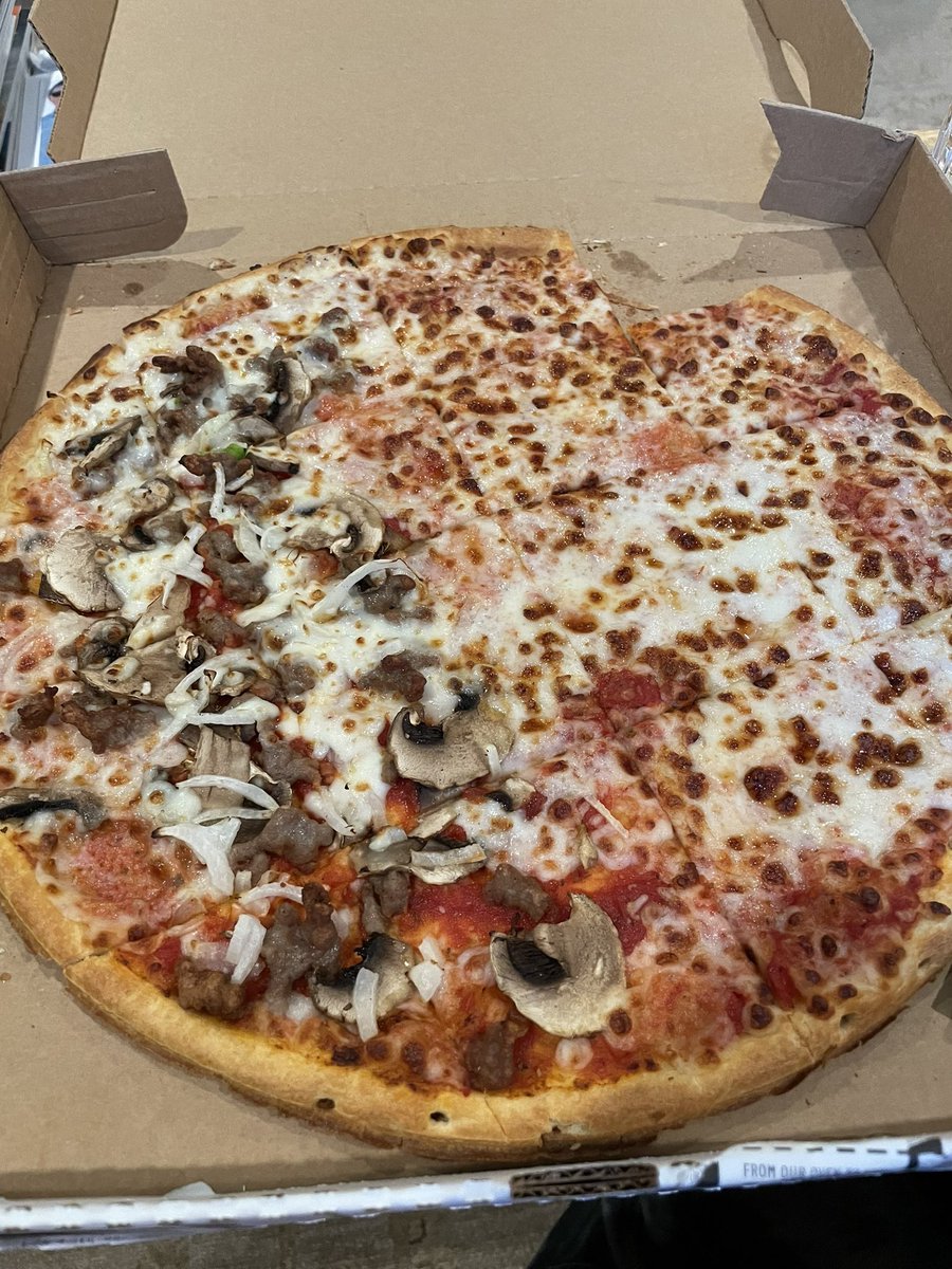 dgoodson316's tweet photo. @PapaJohns does this photo look like extra cheese? I’m not sure the order was followed. https://t.co/OJQe3fbZ5b