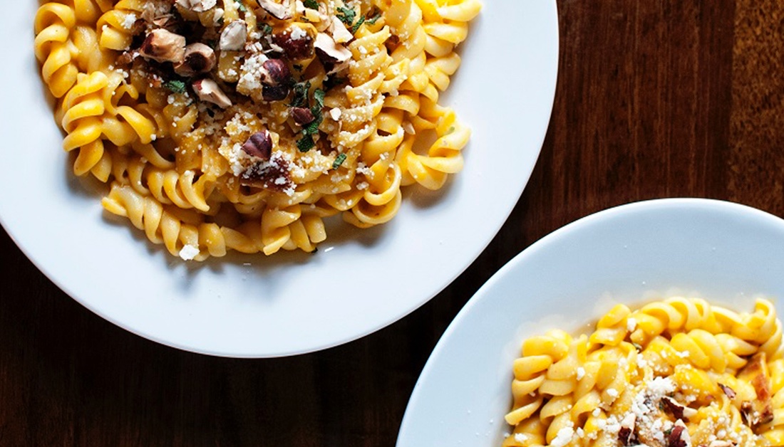 Our Toasted Hazelnut Pumpkin Pasta features a savory pumpkin-based sauce and toasted hazelnuts as the perfect preamble to autumn. And, unlike the Pumpkin Spice Latte, it contains actual pumpkin.🎃 dreamfieldsfoods.com/all-recipes/to… #healthyrecipes
