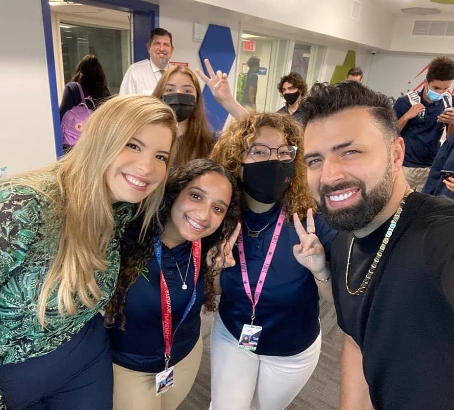 Moumoune_28's tweet photo. Repost @SLAMRadioXM
Always a pleasure to have @jencarlosmusic in studio to talk to our young broadcasters. #JencarlosCanela #SlamMiami https://t.co/kBZ7HFHZp6