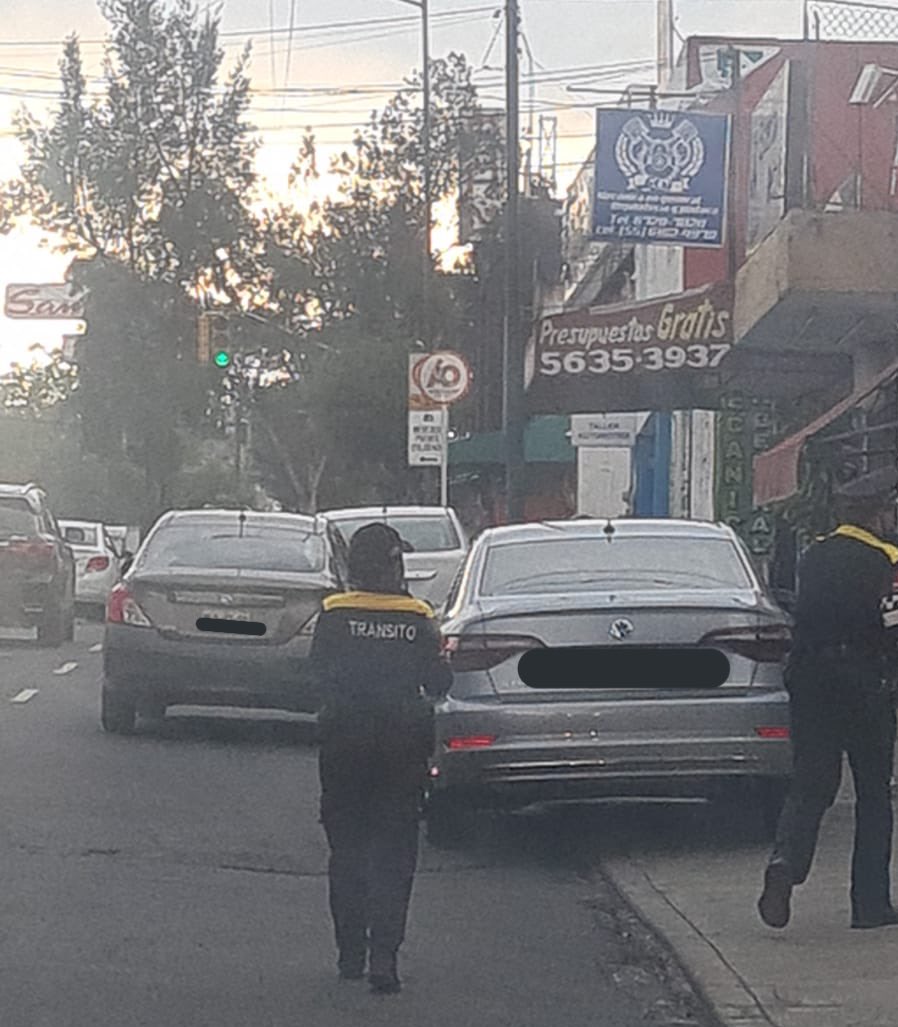 EnlaceTAguilas's tweet photo. #infracciones a los automóviles que usan la banqueta como estacionamiento y a los autos que obstaculizan circulación en Calzdelas Águilas
Gracias #JefeHalcon #K5 @UCS_GCDMX @En_LasAguilas @PORLASAGUILAS @LomaAguilassur https://t.co/tP4QvfgKxV