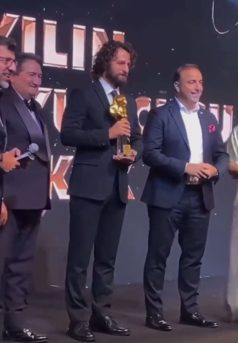 Magazin gazetecileri derneği tarafından düzenlenen ödül töreninde En İyi Erkek Oyuncu Birkan Sokullu seçildi... 🙌