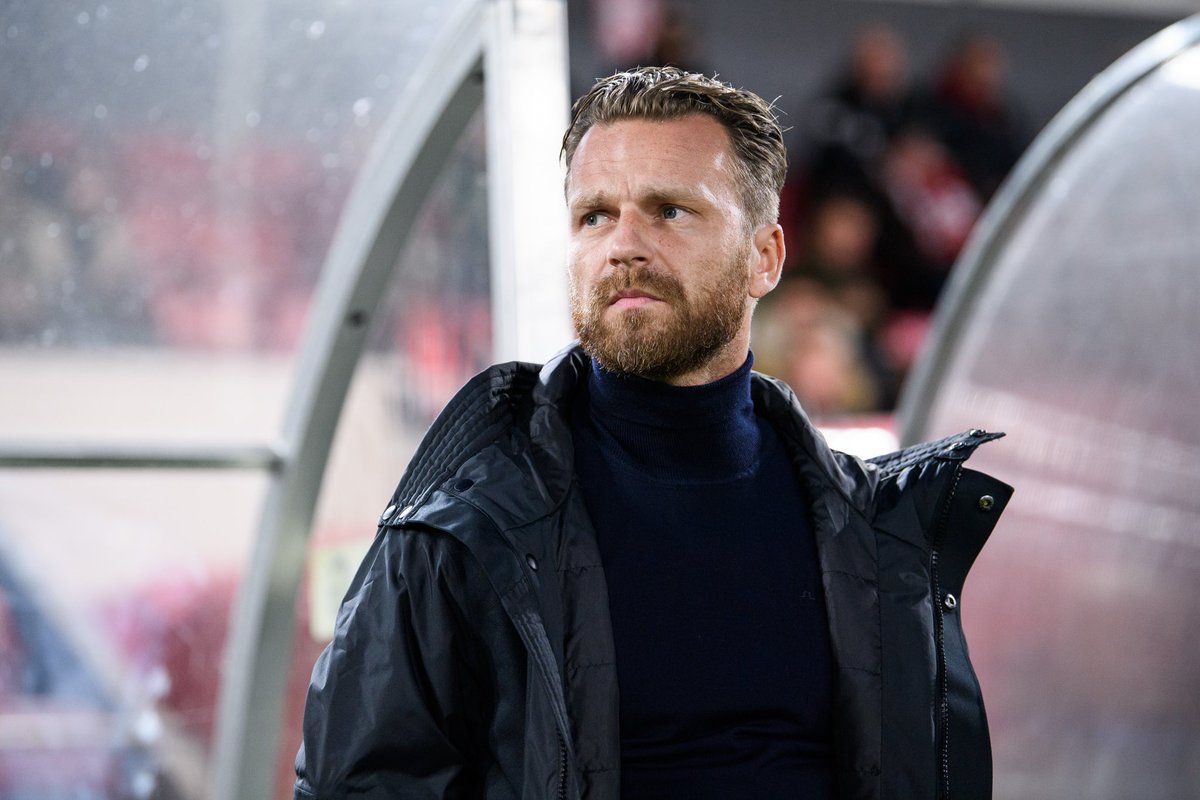 ”Det finns inga ursäkter – vi får se oss själva i spegeln och komma tillbaka från det här”. 

Hör Bartosz Grzelaks analys av den tunga förlustmatchen i Degerfors. Presskonferensen med båda lagens tränare finns nu på <a href="/FollowUsAIK/">FollowUs AIK</a> – followusaik.se