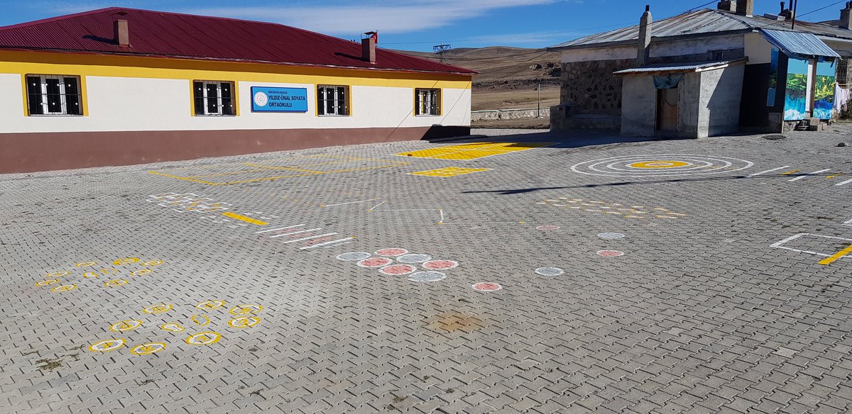 Okul bahçemizi panayır alanına çevirdik 😊💪
Gülmek ,eğlenmek istedik 😊