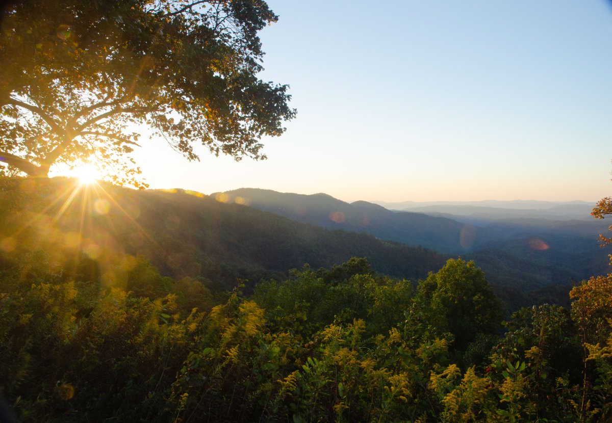 MastStore's tweet photo. We're looking at slow and steady change as the days get shorter. Consulting the extended weather forecast, days will be pleasant and nights will be cool, but not cold. Sounds perfect for most any outdoor activity! #Fall #FallFoliagePrimer https://t.co/Lw93UImZOB