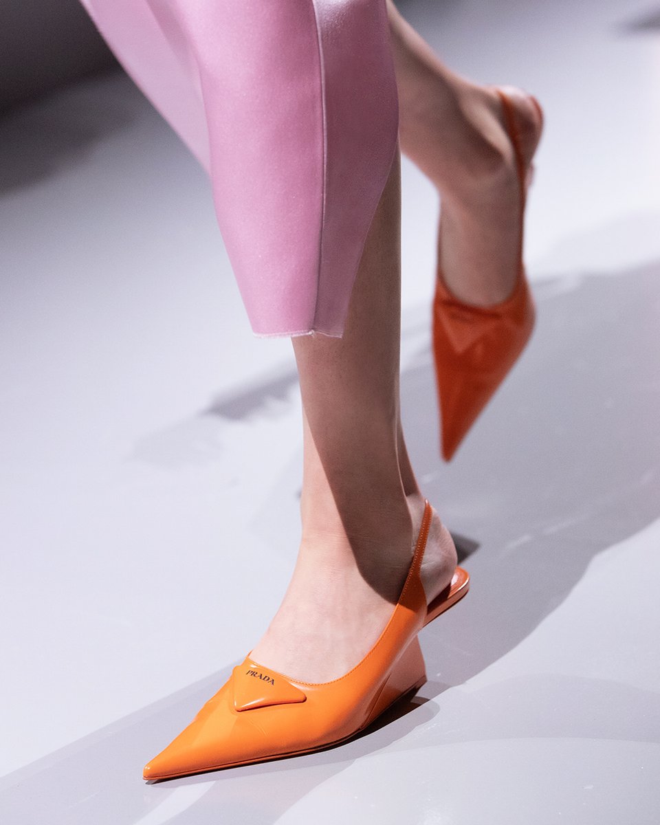 #PradaSS22: The body-emphasized, exposed, obscured.
Discover the #PradaSS22 collection presented by #MiucciaPrada and #RafSimons simultaneously in Milan and Shanghai at tinyurl.com/haxyde7p.