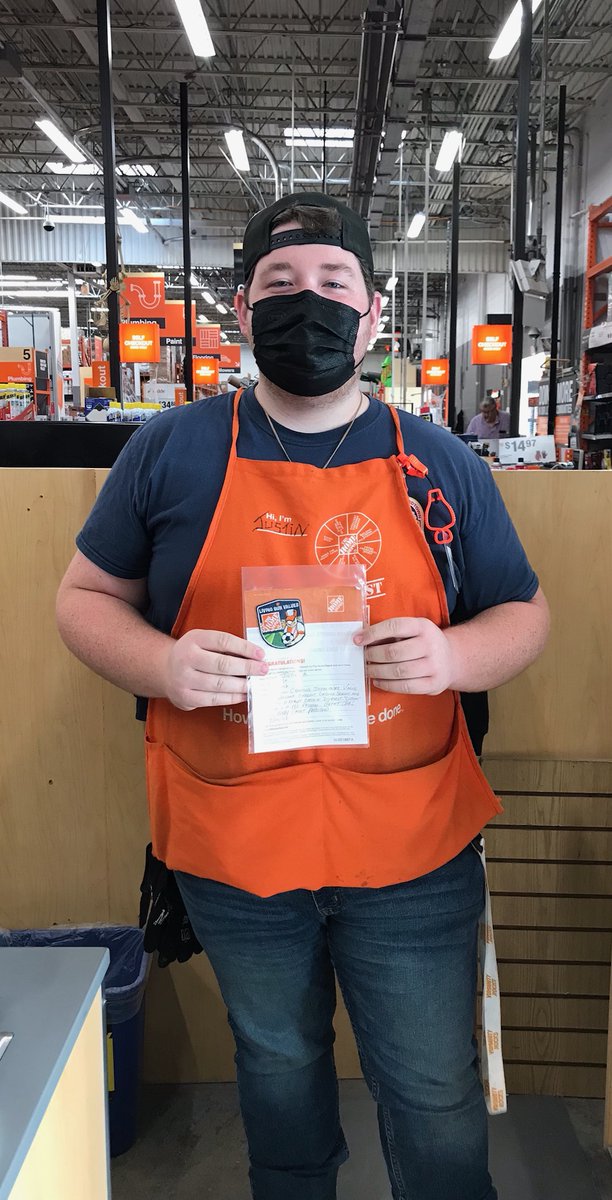 THD_1242's tweet photo. Awarding Cashier Justin a Homer Award for Creating Shareholder Value. Justin had a high dollar POS recovery &amp; immediately entered information into the theft portal. The very next day that individual was apprehended.  Thank you and great work Justin!!! https://t.co/bL30ZyE7tH