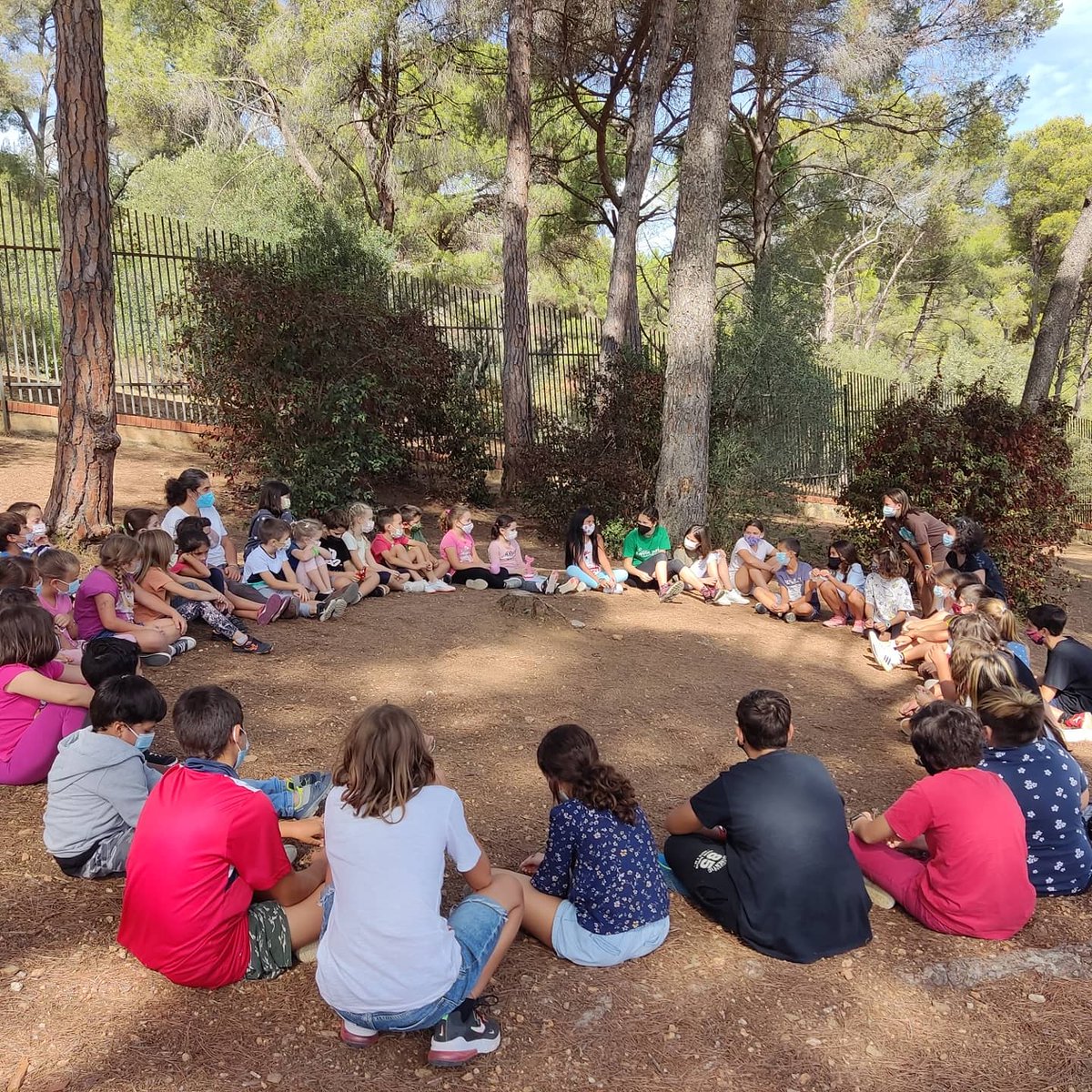 Avui hem fet la primera trobada de padrins i fillols. 👏🏻👏🏻👏🏻
Els nois i noies de 6è han conegut als seus fillols de 2n. 😊 
<a href="/consorciedubcn/">Consorci d'Educació</a>
#fentbaloo #padrinsdelectura #moltesganesdecomençar
#hohemtrobatafaltar