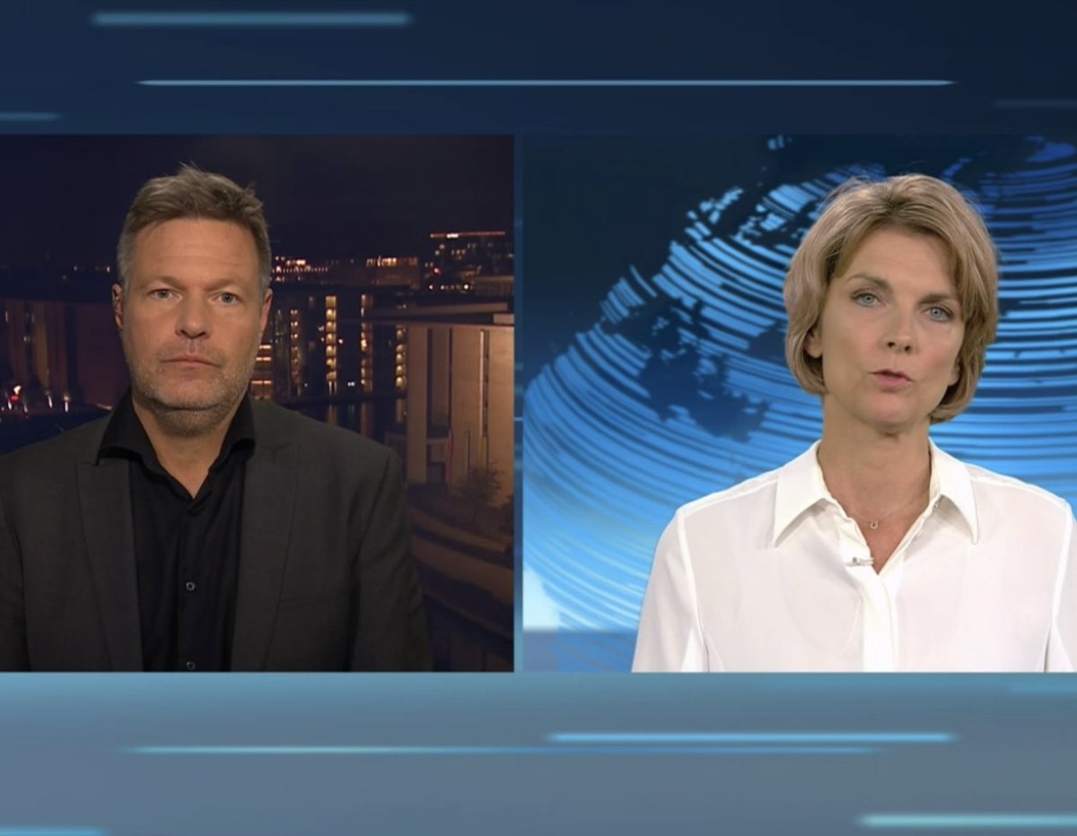 sarfeld's tweet photo. Robert #Habeck hat die #Telefonnummer von @c_lindner - Marietta Slomka enthüllt kein Geheimnis. Und beide haben die #Handynummer von @ArminLaschet. Und vv. . Das ist gut für unsere #Demokratie🇩🇪. @jeremycorbyn hatte übrigens keine Handynummer von @theresa_may 🇬🇧.Die Folge: Chaos https://t.co/vQwcQ7iRL5