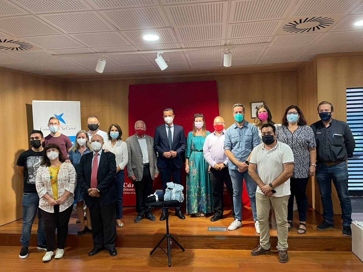 colectivocaje's tweet photo. Hoy se ha presentado la Campaña "Te Abrigo" que permitirá que nuestros NNAJ Cajerxs, reciban un básico de prendas de abrigo (Camiseta térmica – Pantalón térmico–Calcetines térmicos–Braga cuello–Guantes – Forro Polar).Detrás de esta iniciativa están @FundlaCaixa  #CaixaProInfancia https://t.co/8A4YEZTPg8