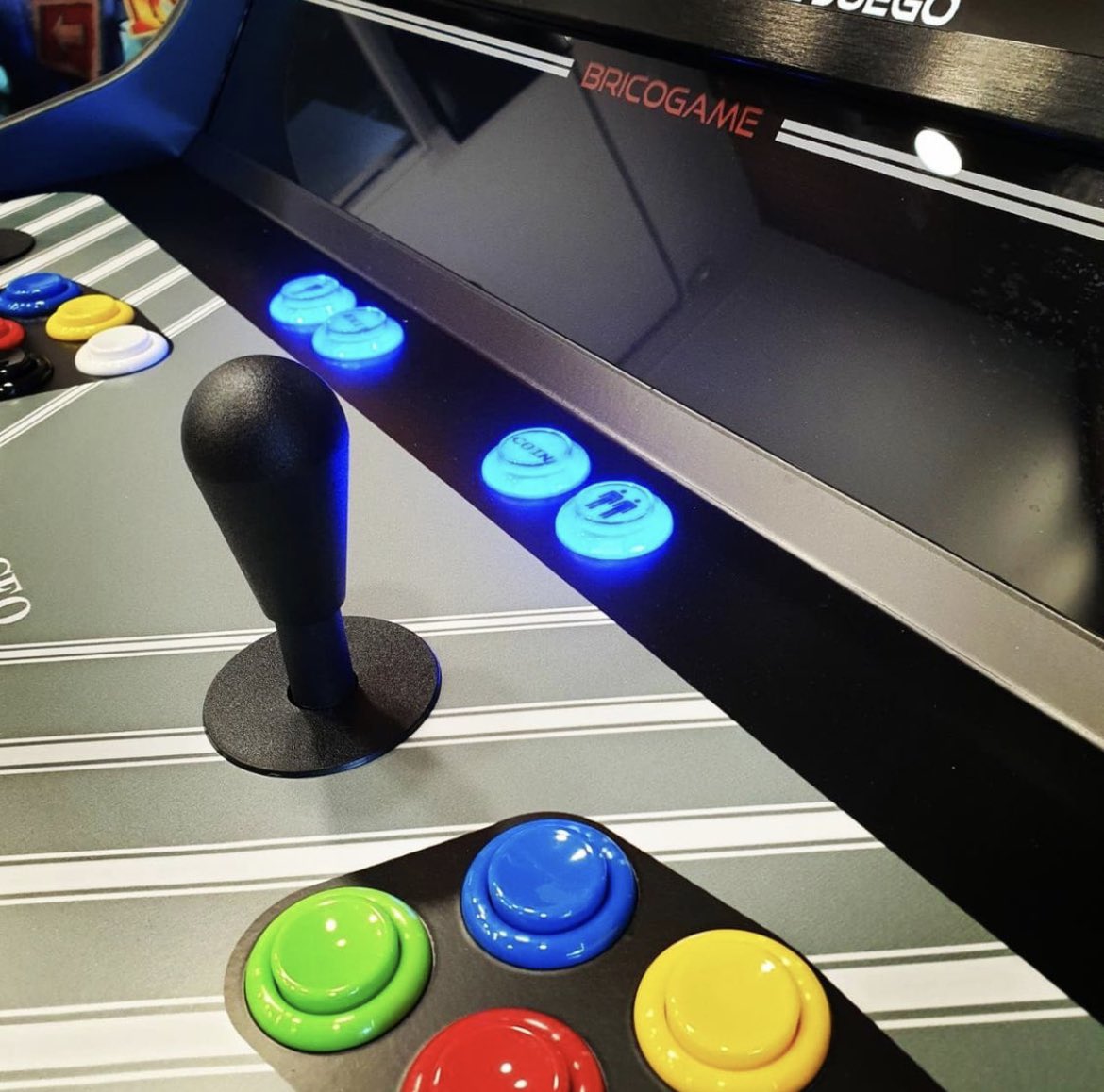 Bricogame's tweet photo. Una máquina que siempre triunfa, #keyboy Max  edición #neogeo.En blanca,roja o negra,elección segura.
Más info en: https://t.co/YW4dyWCuYc
https://t.co/AbnBSs9Mo5

#bricogame #keyboy #retromachine #retroarcade #arcaderetro #maquinaarcade #recreativa https://t.co/HeSdNtXCJG