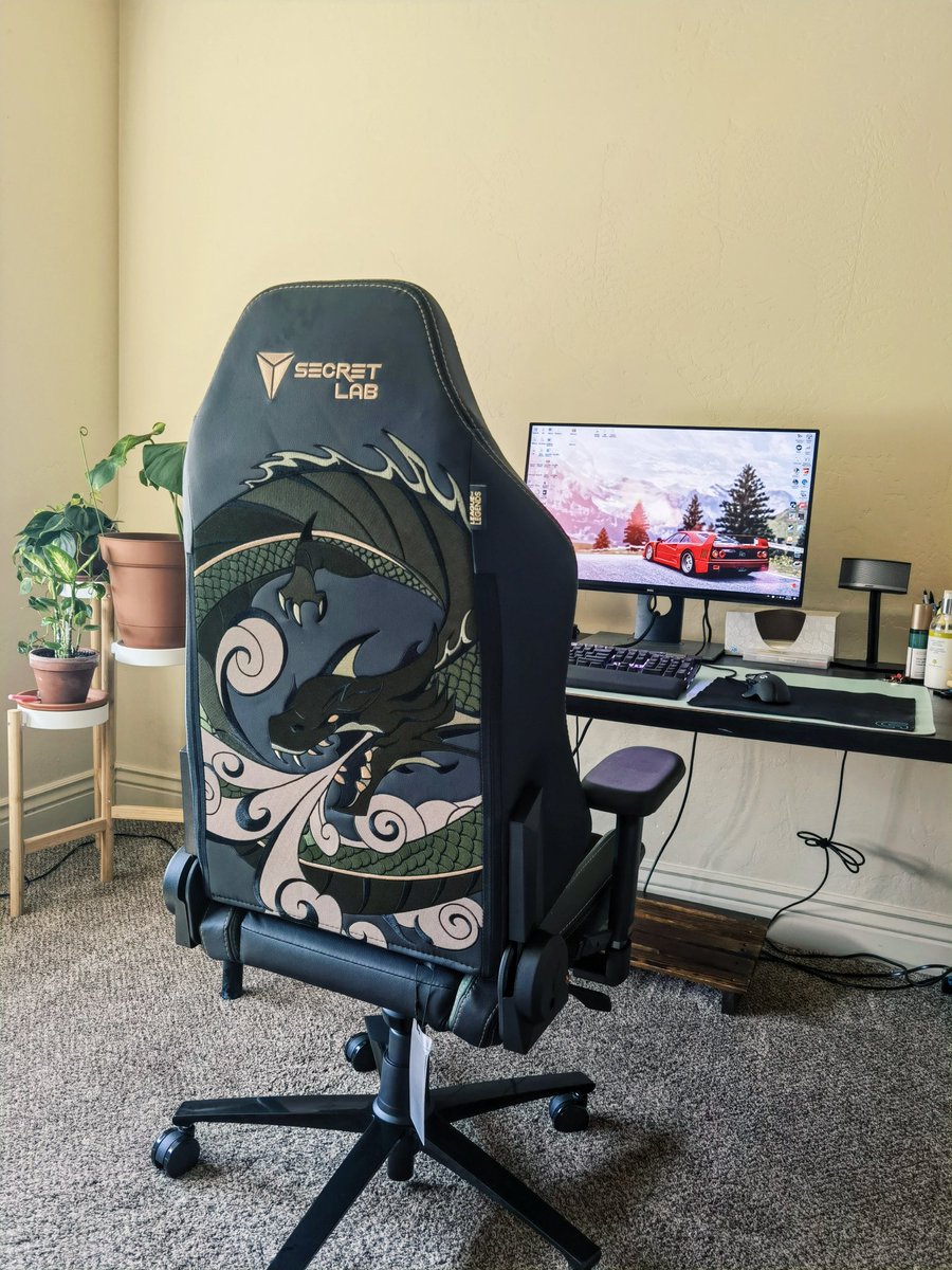 susususuxt's tweet photo. Awesome chair from  #SecretLab ! Got  my fav Akali edition as  birthdat gift 😍😍😍. Super comfy! https://t.co/jAM2PBYwuA