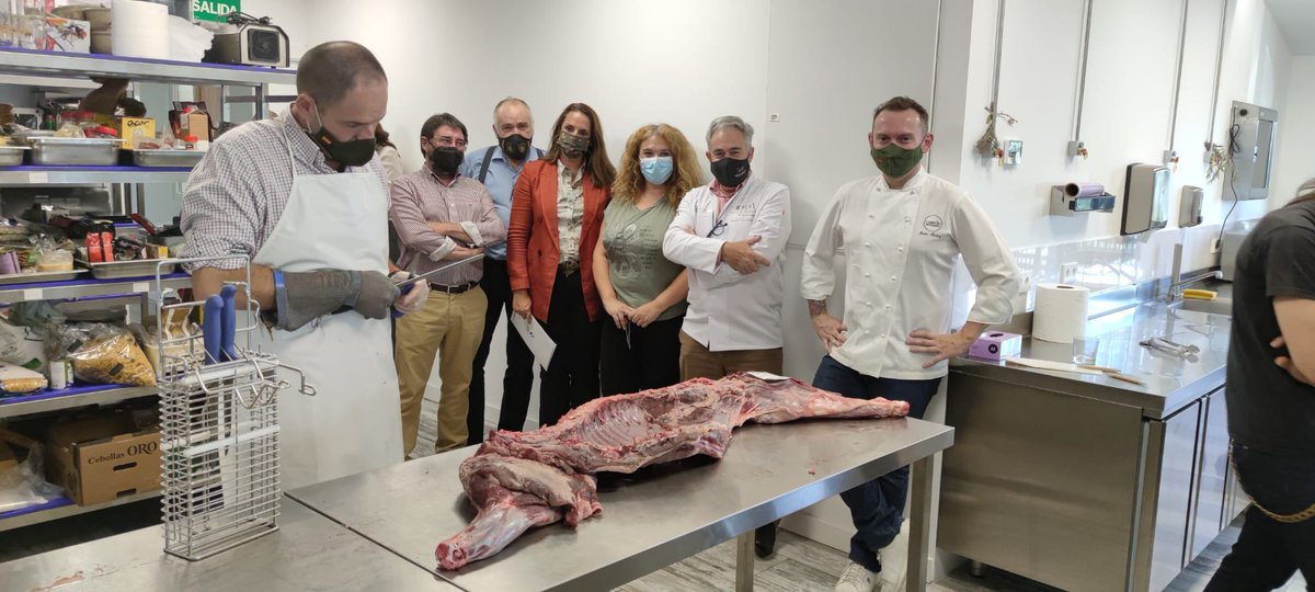 zarzaymenta's tweet photo. Parece ser que el consumo de carne de caza es una opción de los restaurantes de la sierra. Hoy más de 20 restaurantes han participado en @SierraNortecom en el curso que hemos iniciado en Madarcos. https://t.co/Ec1UhAIvMF